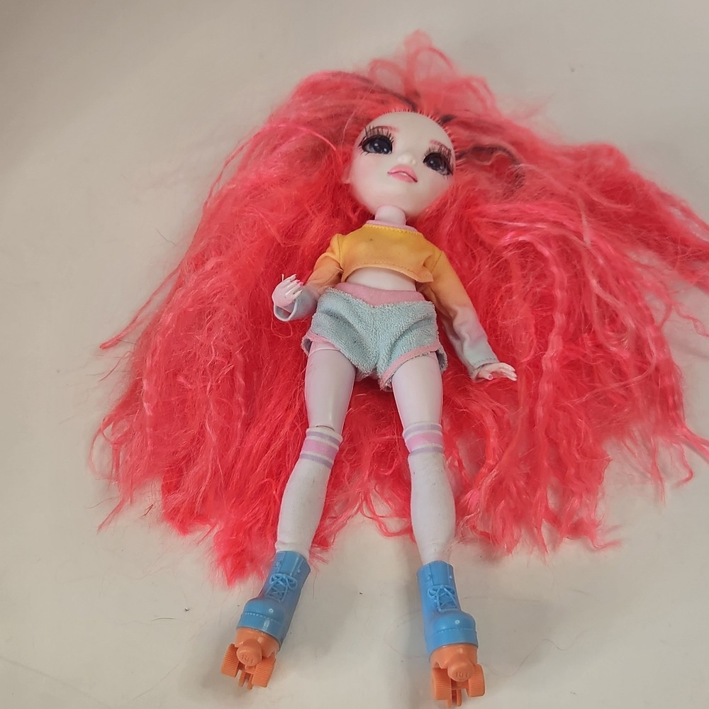 Rainbow High Priscilla Perez Doll Pink Hair Mismatched Simone Outfit Skates